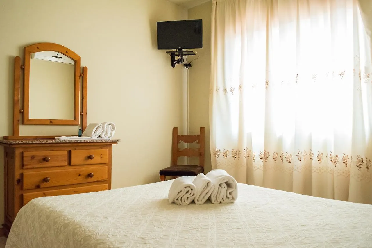 Hostal Las Torres Sant Esteve Sesrovires 3*,